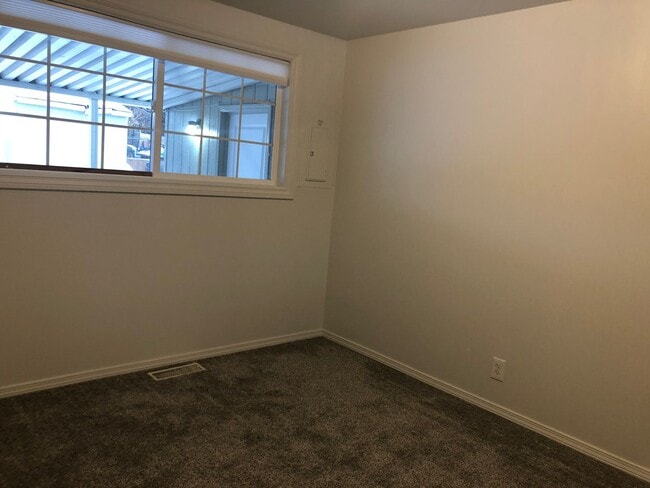 Building Photo - 2 Bedroom home with detached Office/Room.