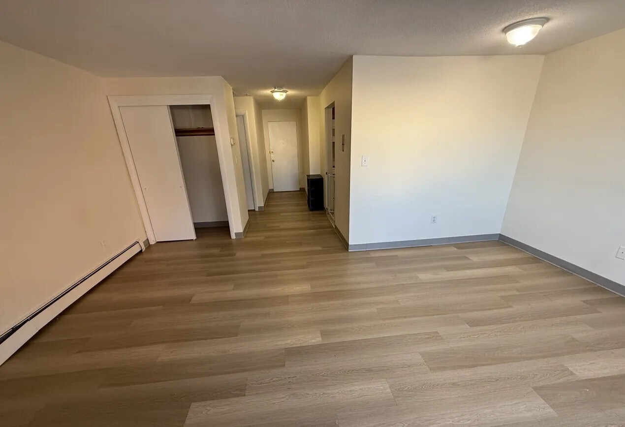 Building Photo - 10 Riverside St