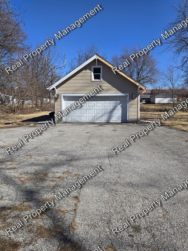 Building Photo - Updated 2 Bedroom Ranch