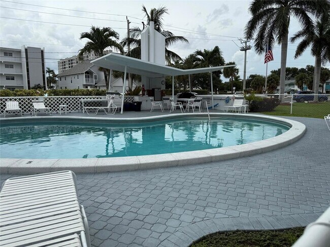 Building Photo - 1110 N Riverside Dr