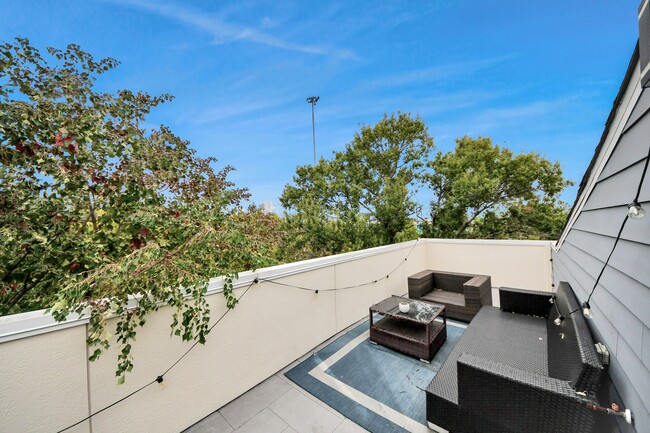 Building Photo - 2007 Briley St