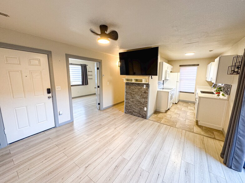 Primary Photo - 2241 S Buckley Rd