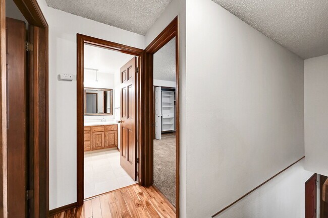 Building Photo - $2,895.00, 4 bed, 3.5 bath, located in Col...
