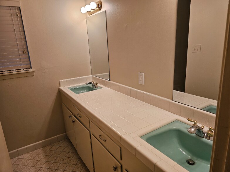 Building Photo - 1942 Mediamolle Dr