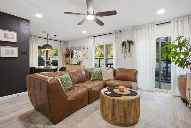 Building Photo - 1004 E Red Cedar Cir