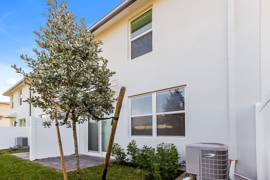 Building Photo - 3533 Joshua Tree St