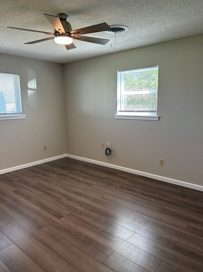 Building Photo - 3-bedroom, 1.5-bath in the MacArthur Schoo...