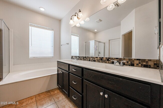 Building Photo - 3535 S Jasmine Dr