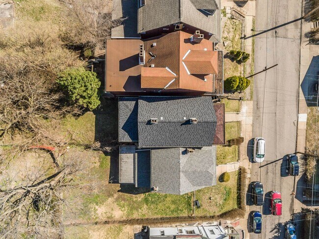 Building Photo - 170 Ormsby Ave
