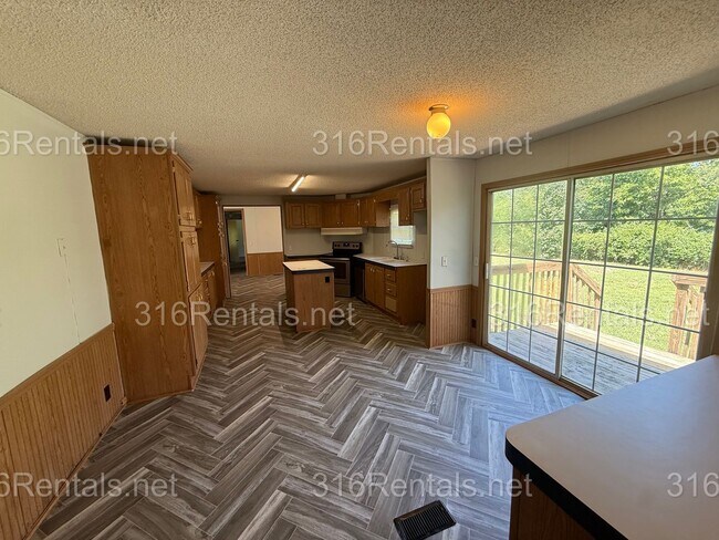 Building Photo - 800 W 81st St S