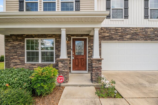 Building Photo - Lake View Four Bedroom 2.5 Bath Home