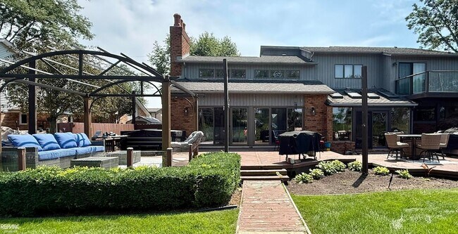 Building Photo - 7354 Flamingo St