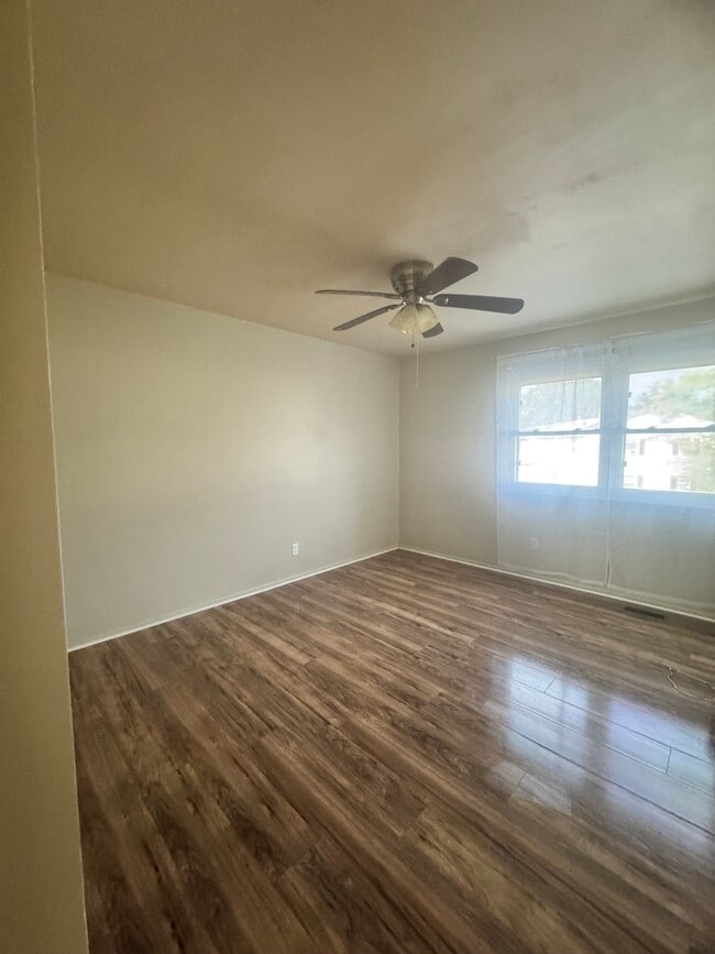 Building Photo - 570 Jamestown Ct