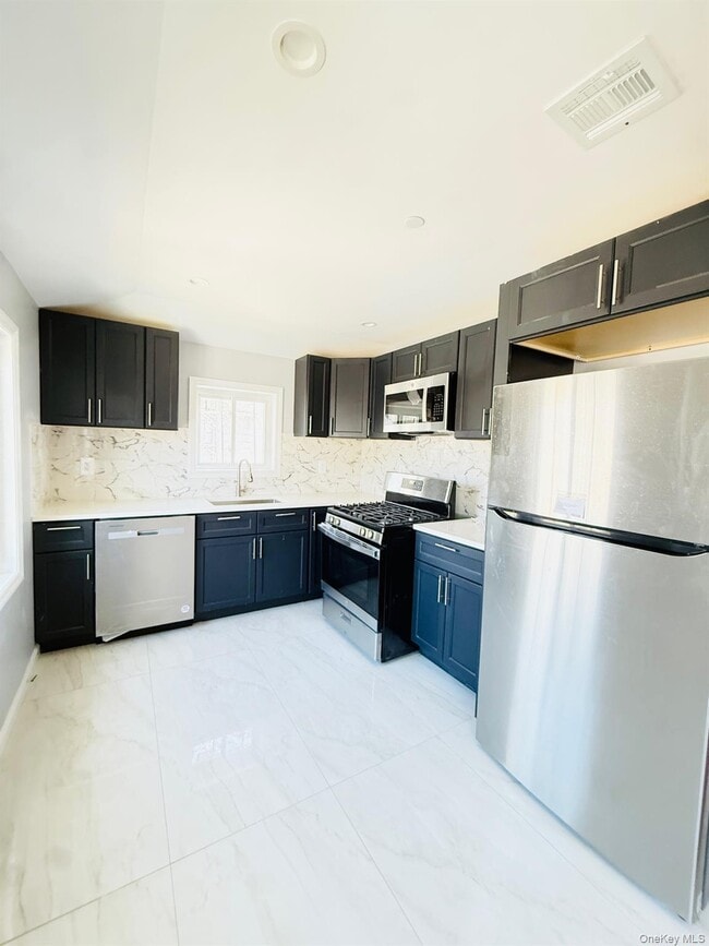 Building Photo - 139-22 Lakewood Ave