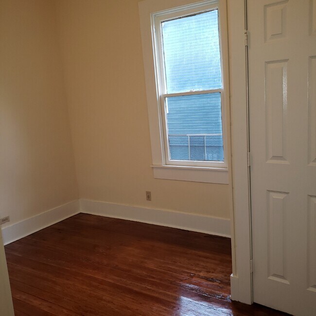 Building Photo - 1017 W 4th St