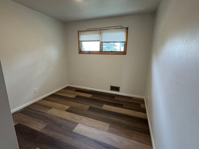 Building Photo - Charming 4-Bedroom Home in East Bismarck