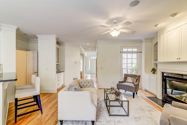 Building Photo - 704 Longleaf Dr NE