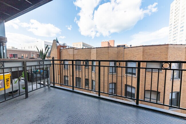 Building Photo - 950 W Leland Ave