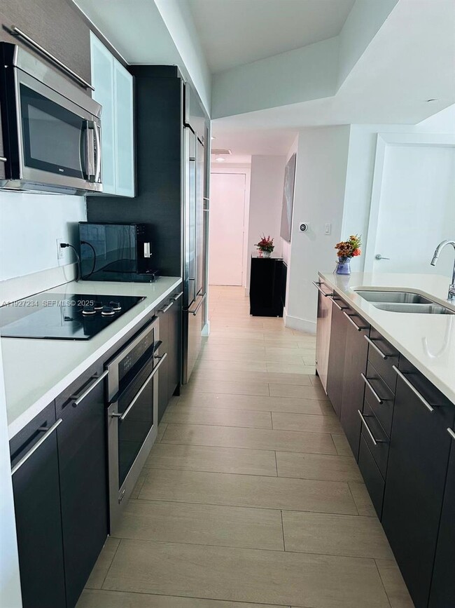 Building Photo - 500 Brickell Ave