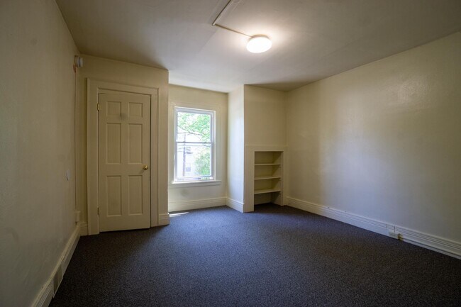 Building Photo - Available 6/1/26 - 4 Bedroom Duplex Close ...