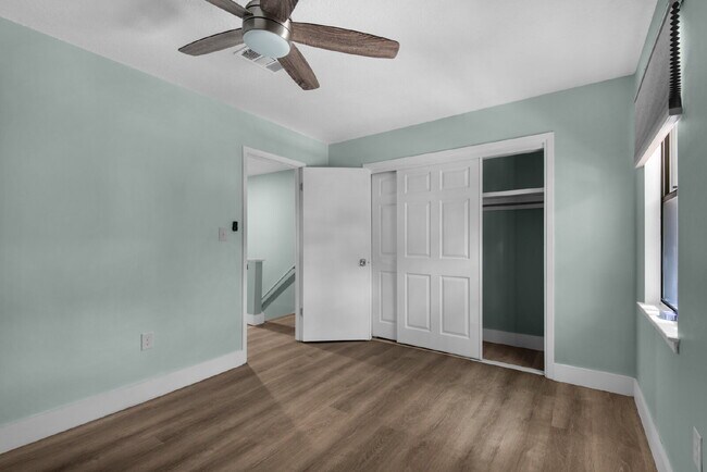 Building Photo - "Charming 2-Bed Townhouse Retreat in Fort ...