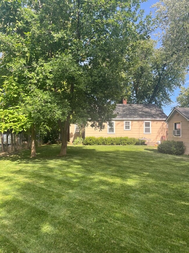 Building Photo - Beautiful Central Bench Home