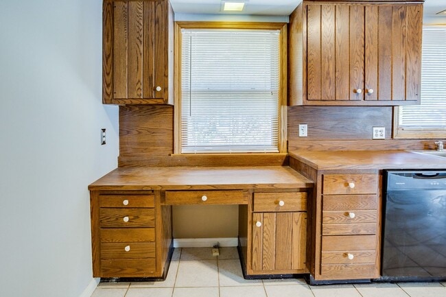 Building Photo - 3 bedroom, 2 bath Ranch -AVAILABLE AUGUST