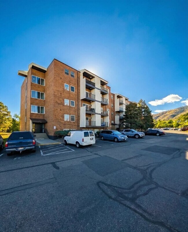 Building Photo - Golden