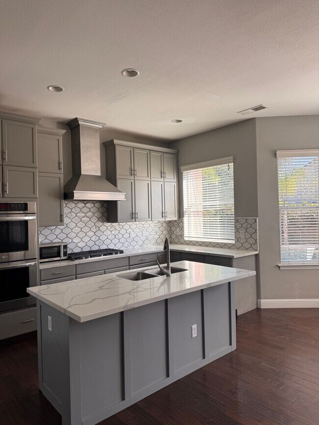 Building Photo - Beautiful single family home