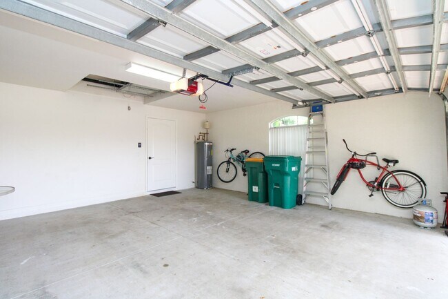 Building Photo - ** 4 BED-3 BATH PRIVATE SINGLE FAMILY POOL...