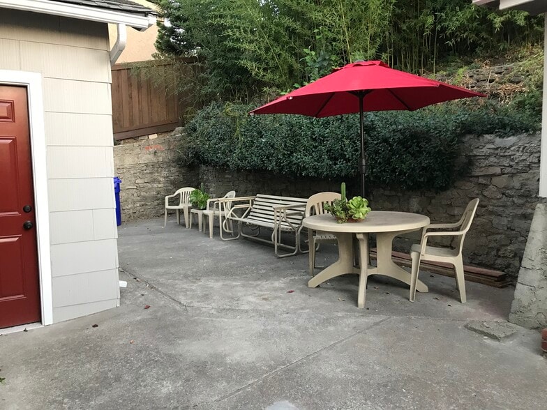 Patio - 507 Bay St