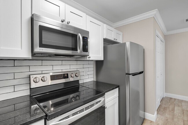 Building Photo - Crown Moulding********* Renovated 3 Bedroom 2 Bath********* Granite Countertops