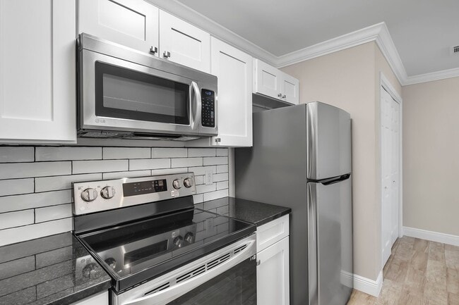 Building Photo - Discover Your Dream Apartment: Renovated 3-Bedroom, 2-Bath Apartment