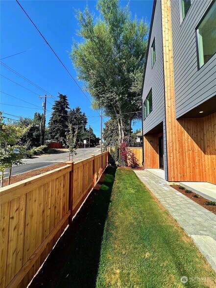 Building Photo - 918 N 100th St