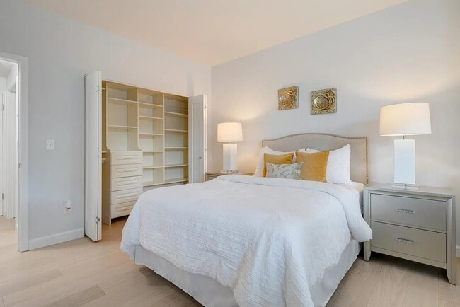 Building Photo - Newly Renovated Unit in Prime Location