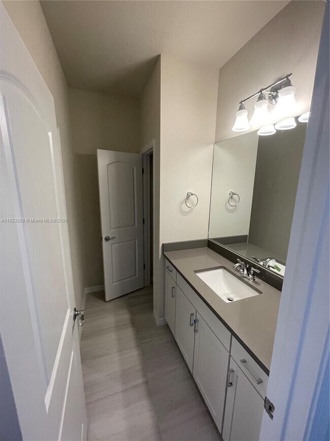 Building Photo - 2112 Appleton Cir S