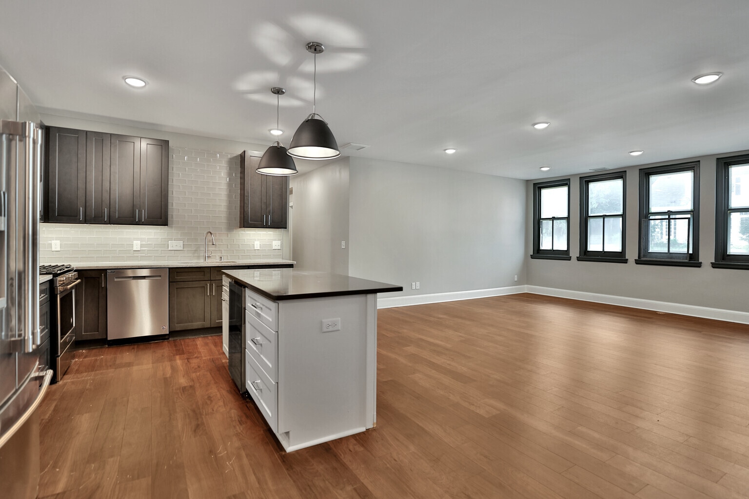 Building Photo - 107 Chestnut St E