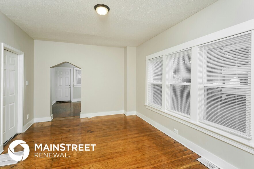 Building Photo - 1812 W Gaulbert Ave