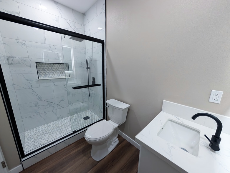 2nd full bathroom with washer and dryer hookups - 14962 Lambert Rd