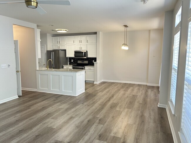 Building Photo - 263 Hadley Commons Dr