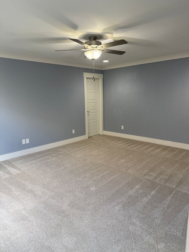 Building Photo - **New Price**Spacious Custom Home in Barns...
