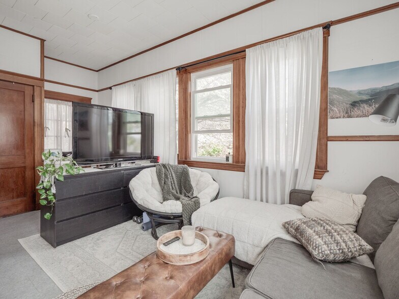 Building Photo - 3 Monmouth St