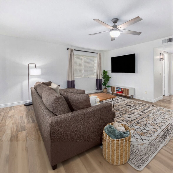 Building Photo - 2542 E Lynwood St