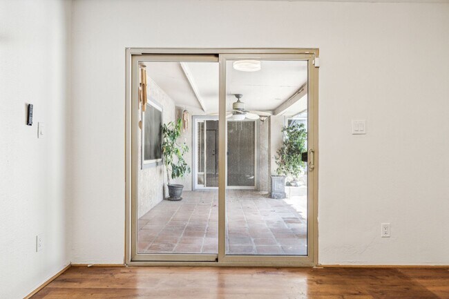 Building Photo - 3 Bed / 2 Bath Home with Bonus Room, Pool and Two Car Garage.