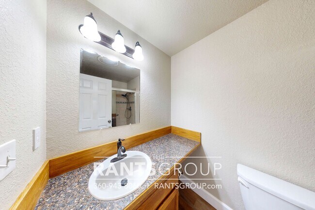 Building Photo - Recently updated home in Beachcrest's quie...