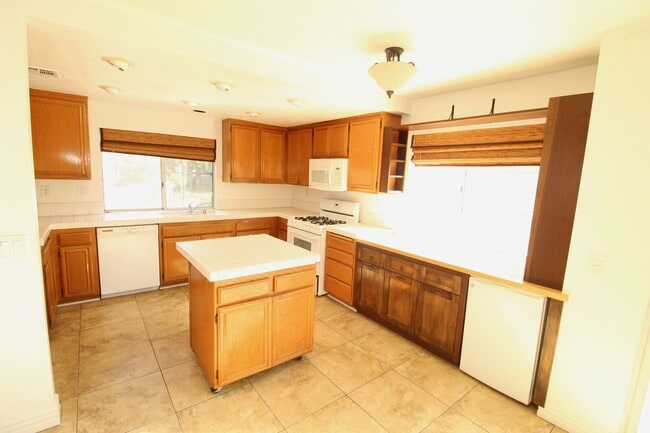 Building Photo - Cape Weston Condo with Great Layout!