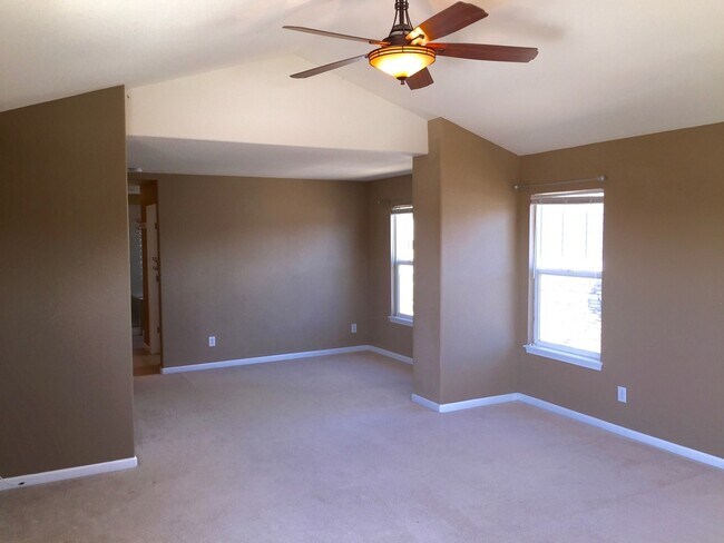 Building Photo - Stunning 4 Bedroom Home In Cross Creek area of Aurora