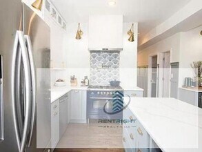 Building Photo - 3 bedroom in Chicago IL 60618
