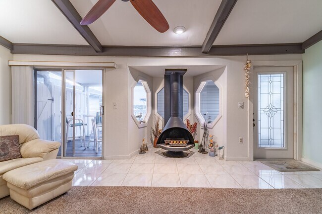 Building Photo - Gorgeous 2/2 condo at Indian Shores