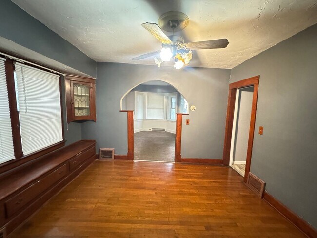 Building Photo - Charming 3-Bedroom Property in Prime Location